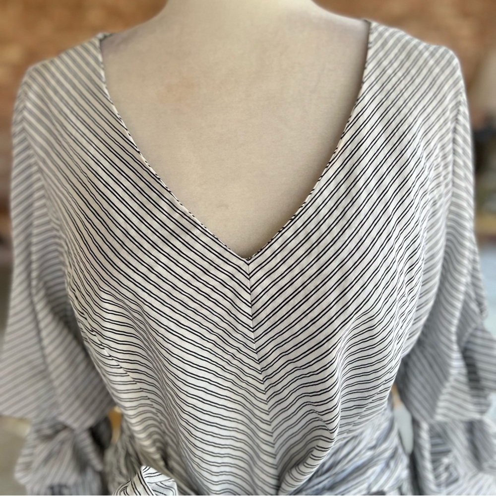 Renee C. Top Tiered Ruched Sleeves White Black Striped Belted V-Neck Cotton M - Picture 4 of 15